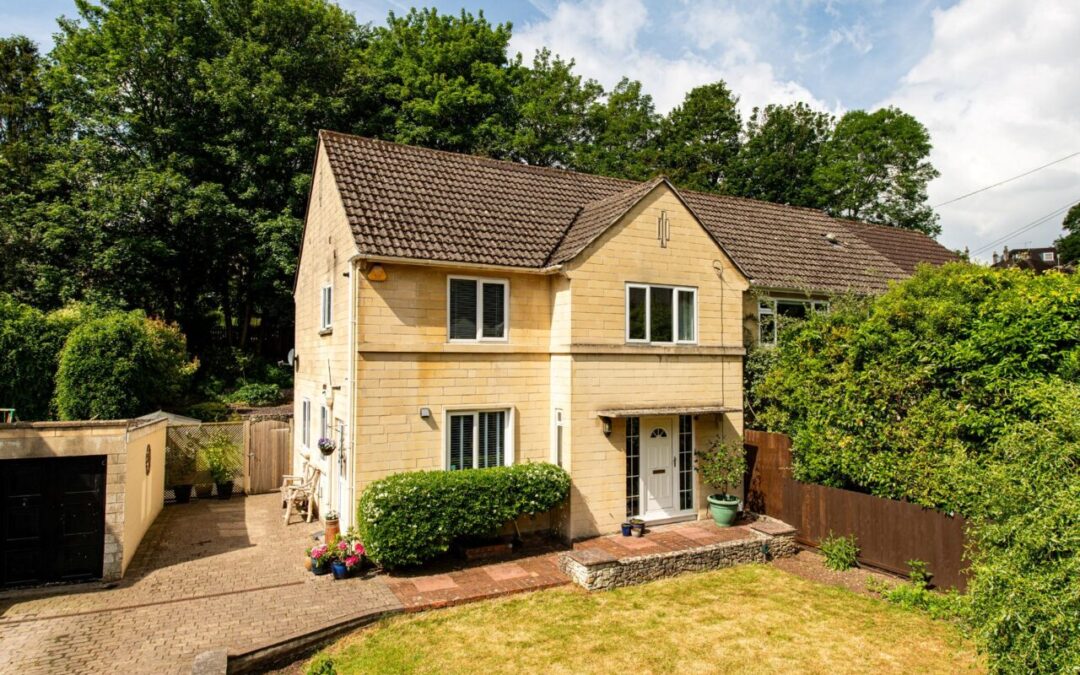 A Well Appointed Three Bedroom 1960’s Semi. Lovely Gardens, Parking