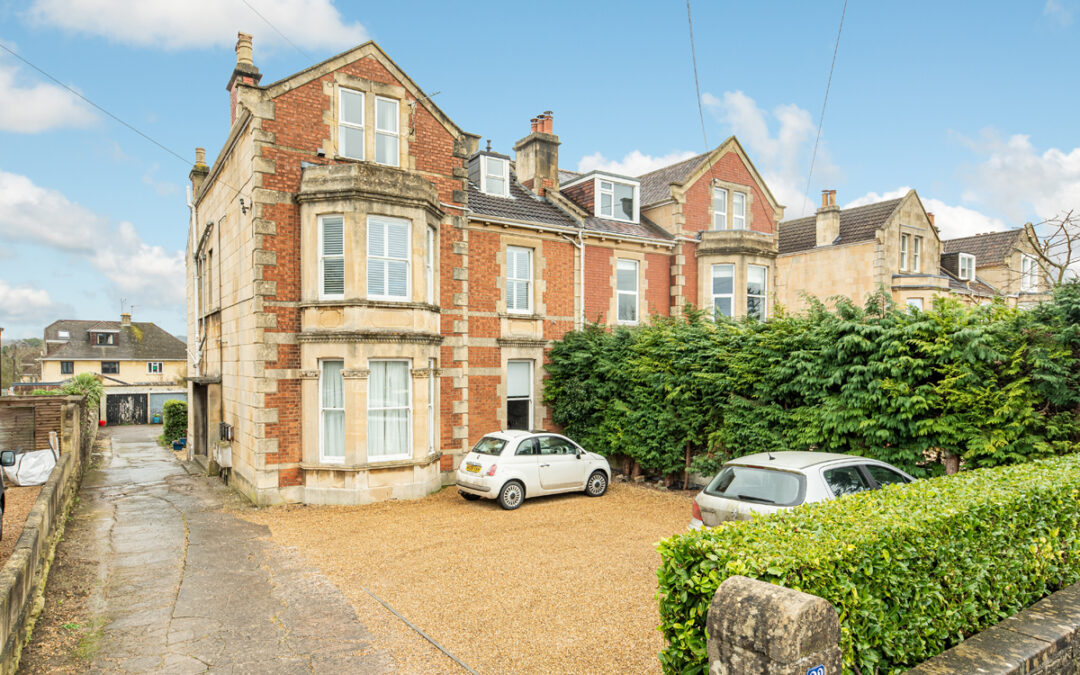 Spacious, Top Floor, Double Bedroom Apartment. Parking. Combe Park, Weston – £250,000