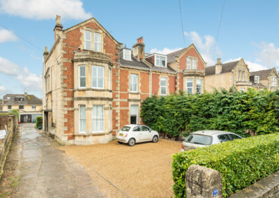 Spacious, Top Floor, Double Bedroom Apartment. Parking. Combe Park, Weston – £250,000